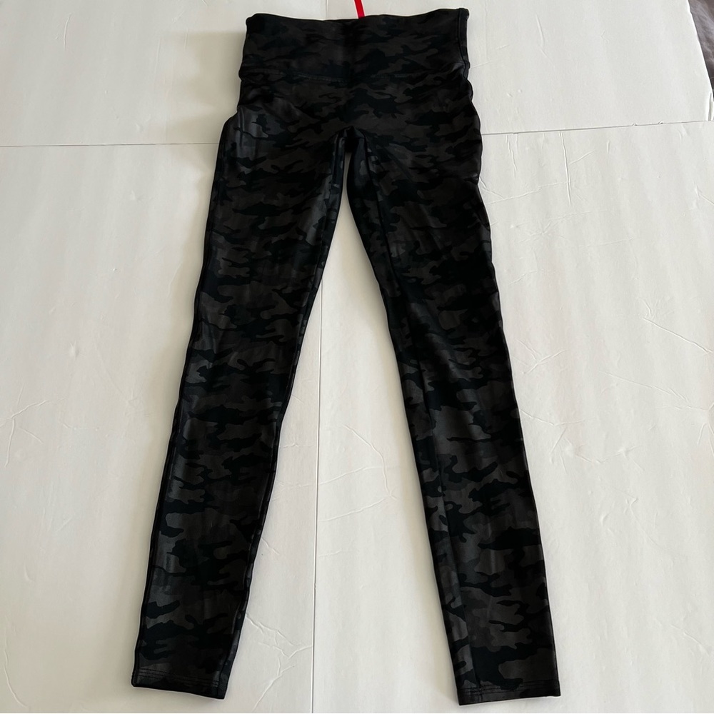 SPANX Camo Faux Leather Metallic Leggings Size M, Excellent Condition!